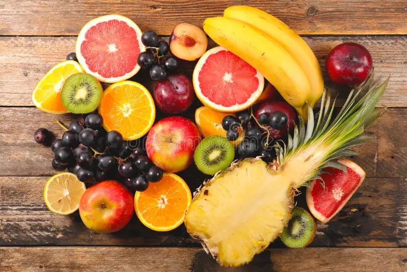 What are the benefits and nutrients of different fruits?